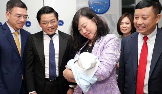 Bộ trưởng Bộ Y tế Đào Hồng Lan thăm, động viên y bác sĩ trực Tết, chúc mừng công dân nhí chào đời đêm Giao thừa