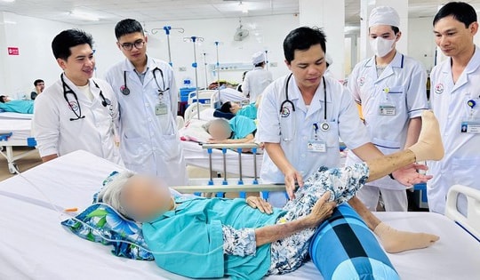 Những đêm Tết không ngủ của bác sĩ nơi lằn ranh sinh – tử mong manh