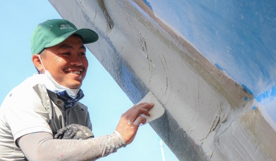 Nụ cười cần lao ngày cuối năm đẹp đến nao lòng