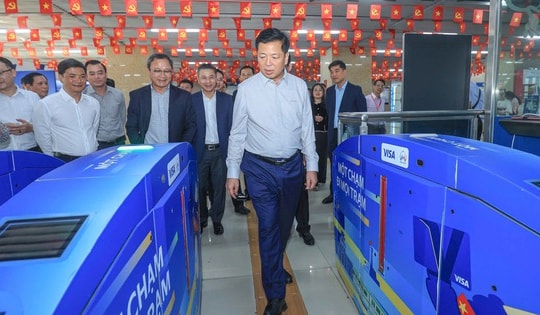 Thị sát từ sân bay đến ga tàu, Bộ trưởng Bộ Xây dựng yêu cầu không để gián đoạn đi lại dịp Tết