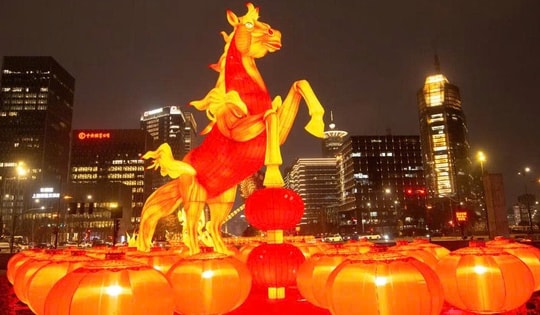 Năm Ngựa Lửa 2026: Không khí Tết rực đỏ và làn sóng di chuyển kỷ lục