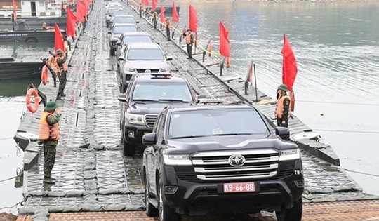 Thủ tướng khen các đơn vị 'thần tốc' hoàn thành cầu phao bắc qua sông Lô mang lại hạnh phú cho Nhân dân
