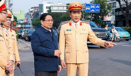 Thủ tướng động viên lực lượng CSGT, an ninh mạng làm nhiệm vụ đêm 29 Tết