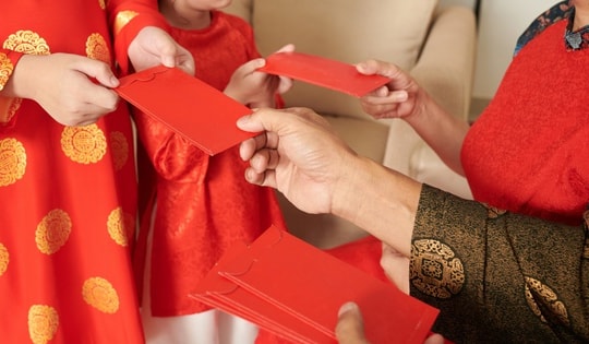 Có nên để trẻ giữ tiền lì xì: Góc nhìn từ chuyên gia tâm lý