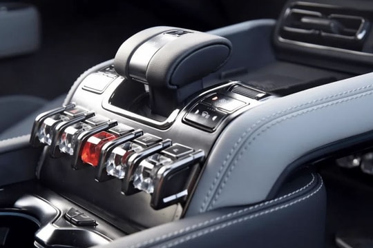 Từ 2027, xe mới ở Trung Quốc có thể phải có nút bấm vật lý để chuyển số, xi-nhan