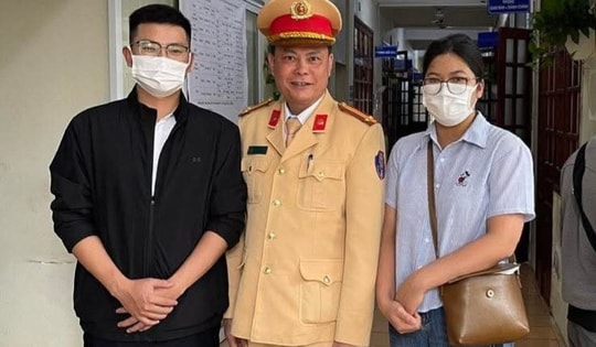 Bé 2 tháng tuổi tím tái giữa đường, CSGT dùng xe tuần tra chở đi cấp cứu