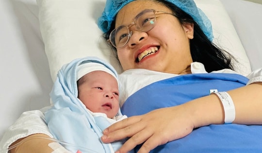 Ngắm 'chàng Ngựa vàng' 'xông đất' Bệnh viện Phụ sản Trung ương