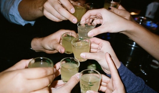 Chuyên gia chống độc chỉ cách phòng ngộ độc rượu bia ngày Tết