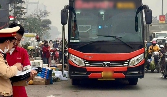 'Nhồi nhét' 50 người trên xe 21 chỗ, chủ xe và tài xế bị phạt 217 triệu đồng