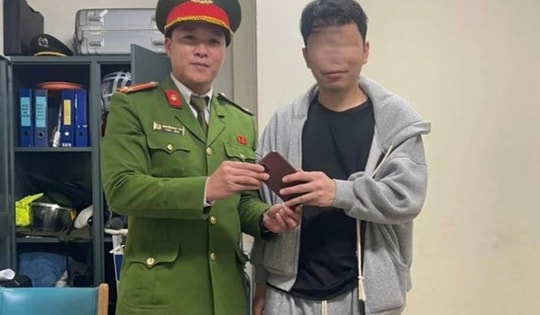 Cán bộ Đồn Công an Sân bay Quốc tế Nội Bài giúp hành khách tìm lại iPhone 14 Promax