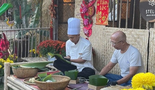 Du khách nước ngoài hào hứng trải nghiệm Tết cổ truyền Việt Nam