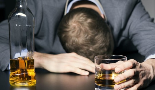 Uống gì để thoát khỏi cơn đau đầu, mệt mỏi sau khi say?