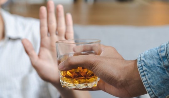 Từ chối chén rượu mừng ngày Tết: Kém nhiệt tình hay hành động văn minh?