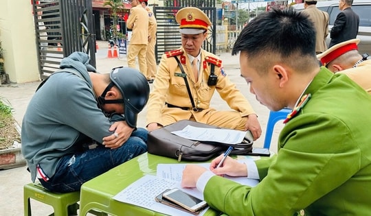 Bắt tài xế lái xe không biển số, có hành vi chống đối tại chốt kiểm tra nồng độ cồn