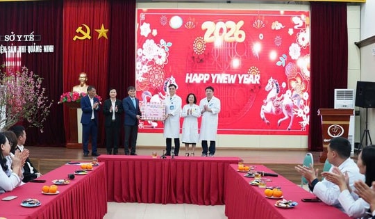 Lãnh đạo tỉnh Quảng Ninh thăm, chúc Tết cán bộ y bác sĩ Bệnh viện Sản nhi