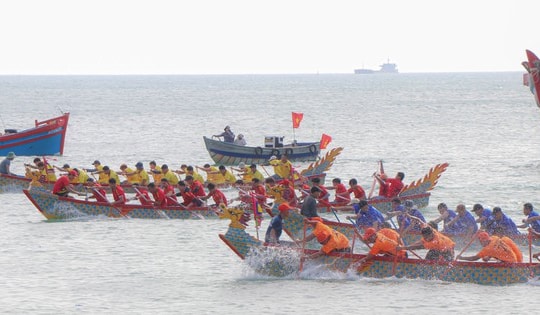 Đua thuyền mùng 3 Tết: Rộn ràng sóng nước đầu Xuân tại Khánh Hòa