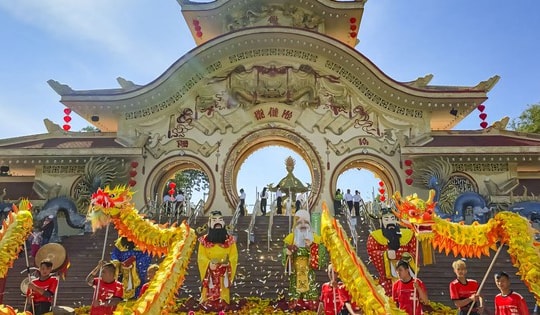 TP Hồ Chí Minh: Người dân, du khách rộn ràng du Xuân trong ngày mùng 3 Tết