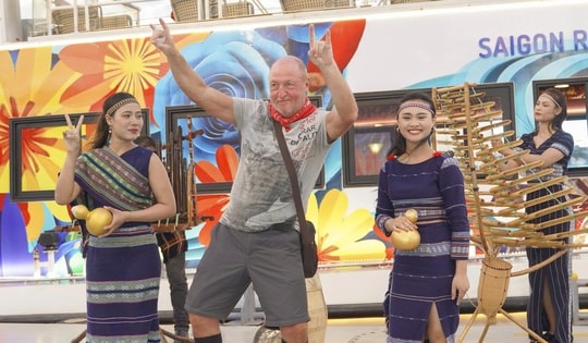 Du khách hào hứng trải nghiệm dạo sông Sài Gòn, nghe cồng chiêng Tây Nguyên dịp Tết