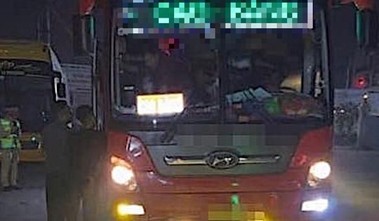 'Nhồi' 109 khách trên xe 45 chỗ, chủ và tài xế bị phạt 225 triệu đồng