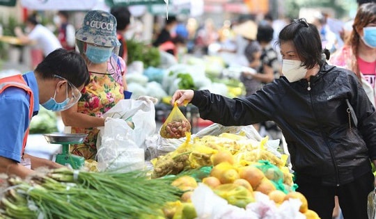 Mùng 3 Tết: Nguồn cung dồi dào, giá cả ổn định