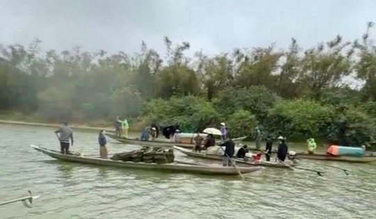 Lật thuyền trên sông Gianh, nhiều người trong một gia đình tử vong và mất tích