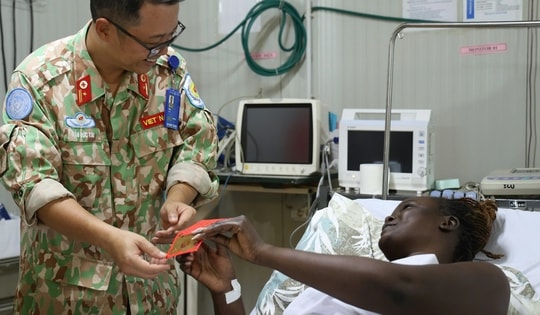 Theo chân những bác sĩ Mũ nồi xanh Việt Nam 'ăn Tết' ở Bentiu