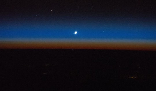 Hướng dẫn cách 'săn' sao Thủy sáng nhất trên bầu trời hoàng hôn chiều mùng 3 Tết