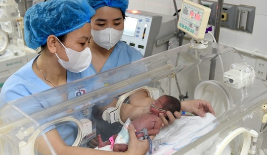 Những 'bộ cảm biến' bằng da thịt che chở nhịp thở mong manh cho thiên thần nhỏ