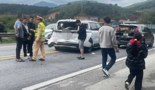 3 ô tô va chạm liên hoàn trên cao tốc Nội Bài – Lào Cai