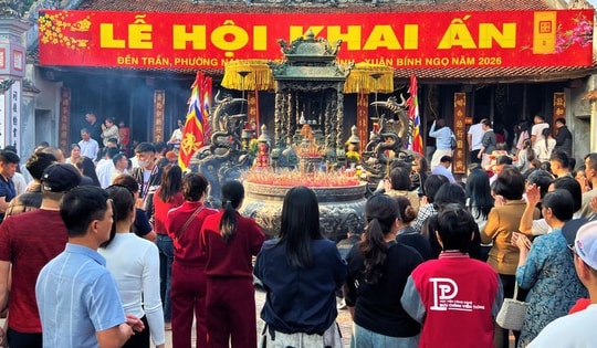 Người dân nô nức chiêm bái Đền Trần Nam Định dịp đầu năm