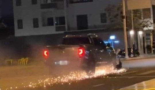 Xe máy bị ô tô kéo lê trên đường khiến một người tử vong