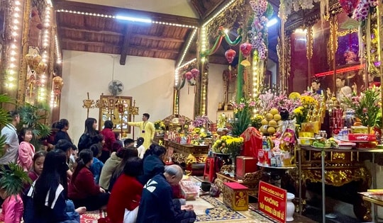 Du khách chiêm bái ngôi đền 600 năm tuổi thờ Bà Chúa Lộc