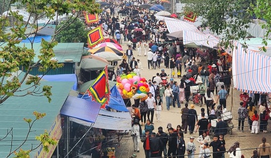 Du khách lên rừng, xuống biển cầu may đầu năm