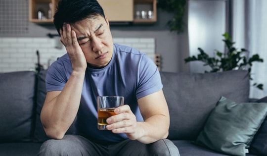 Có nên cho người say rượu ăn uống không?