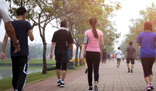 Đi bộ đầu xuân – Cách đơn giản giảm trạng thái trì trệ sau Tết