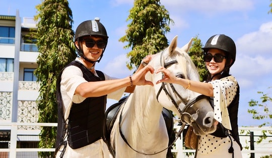 Du khách xếp hàng chờ cưỡi ngựa cầu may Tết Bính Ngọ