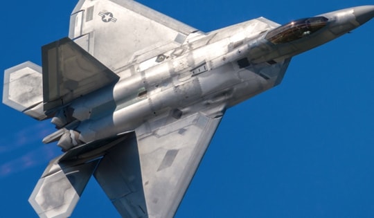 Mỹ triển khai thêm 'vua không chiến' F-22 Raptor áp sát Iran