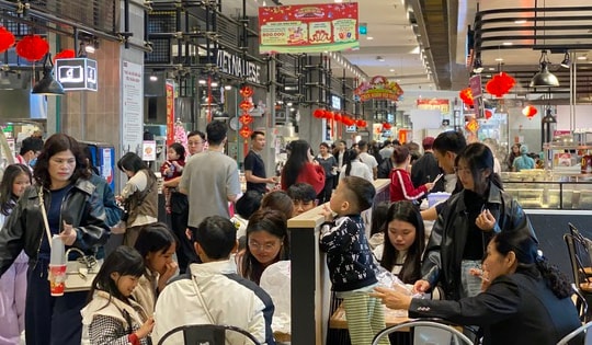 Nhà hàng, quán nước đông nghẹt khách những ngày đầu năm mới 2026