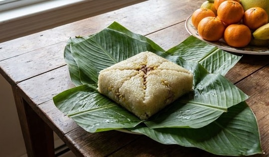 Bánh chưng bị mốc vỏ: Cắt bỏ phần mốc rồi rán lên ăn liệu có an toàn?