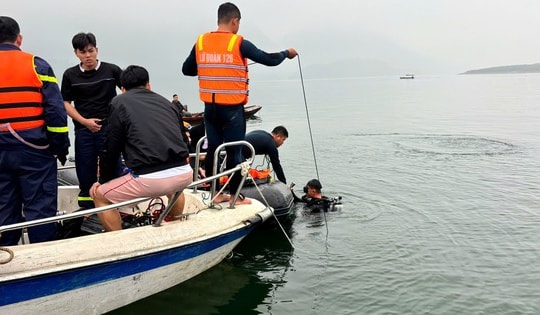 Tìm thấy nạn nhân đầu tiên trong vụ lật thuyền ở hồ Thác Bà