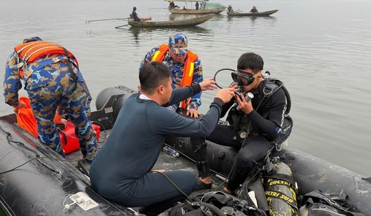 Video hơn 500 người cùng xuồng máy, môtô nước... tìm kiếm nạn nhân vụ lật tàu ở hồ Thác Bà