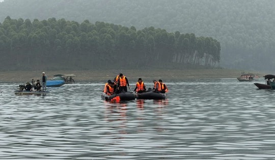 Đã tìm thấy 6 người mất tích trong vụ lật tàu ở hồ Thác Bà