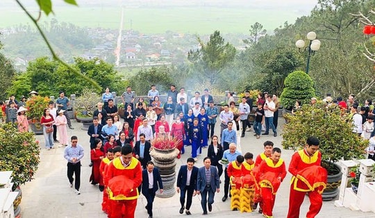 Lễ dâng bánh chưng tưởng niệm thân mẫu Chủ tịch Hồ Chí Minh
