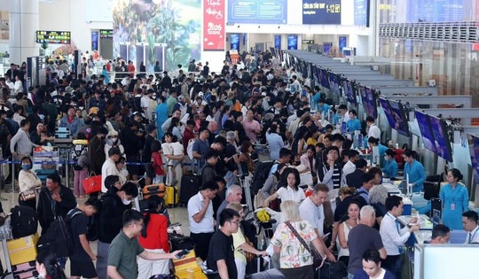 Mùng 6 Tết, lượng khách tại Nội Bài và Tân Sơn Nhất tăng vọt