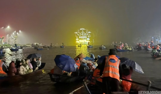 Biển người trẩy hội chùa Hương sáng mùng 6 Tết