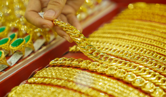 Chốt giá vàng hôm nay ngày 22/2 tăng rất mạnh, người mua vẫn lỗ đậm