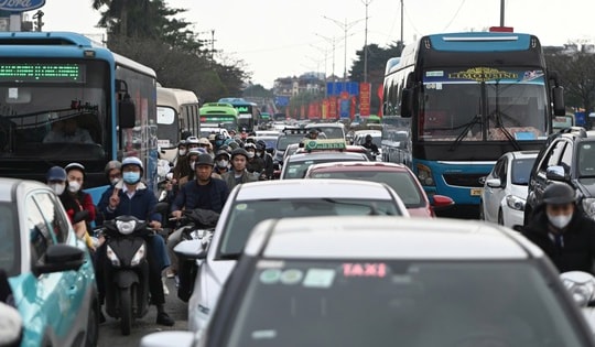 Thủ tướng: Không để xảy ra ùn tắc kéo dài trên các tuyến đường vào trung tâm Hà Nội và TP.HCM