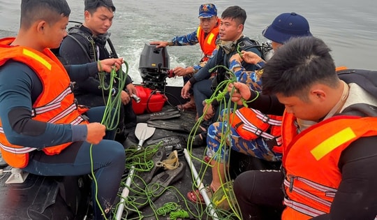 Đặc công Hải quân xuyên đêm tìm kiếm nạn nhân vụ lật tàu trên hồ Thác Bà