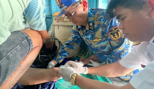 Nhà giàn DK1/10 cấp cứu ngư dân Đồng Tháp gặp nạn trên biển