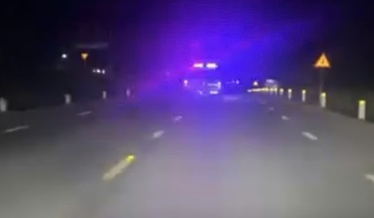 Video Cảnh sát giao thông mở đường đưa bệnh nhân đi cấp cứu trong đêm